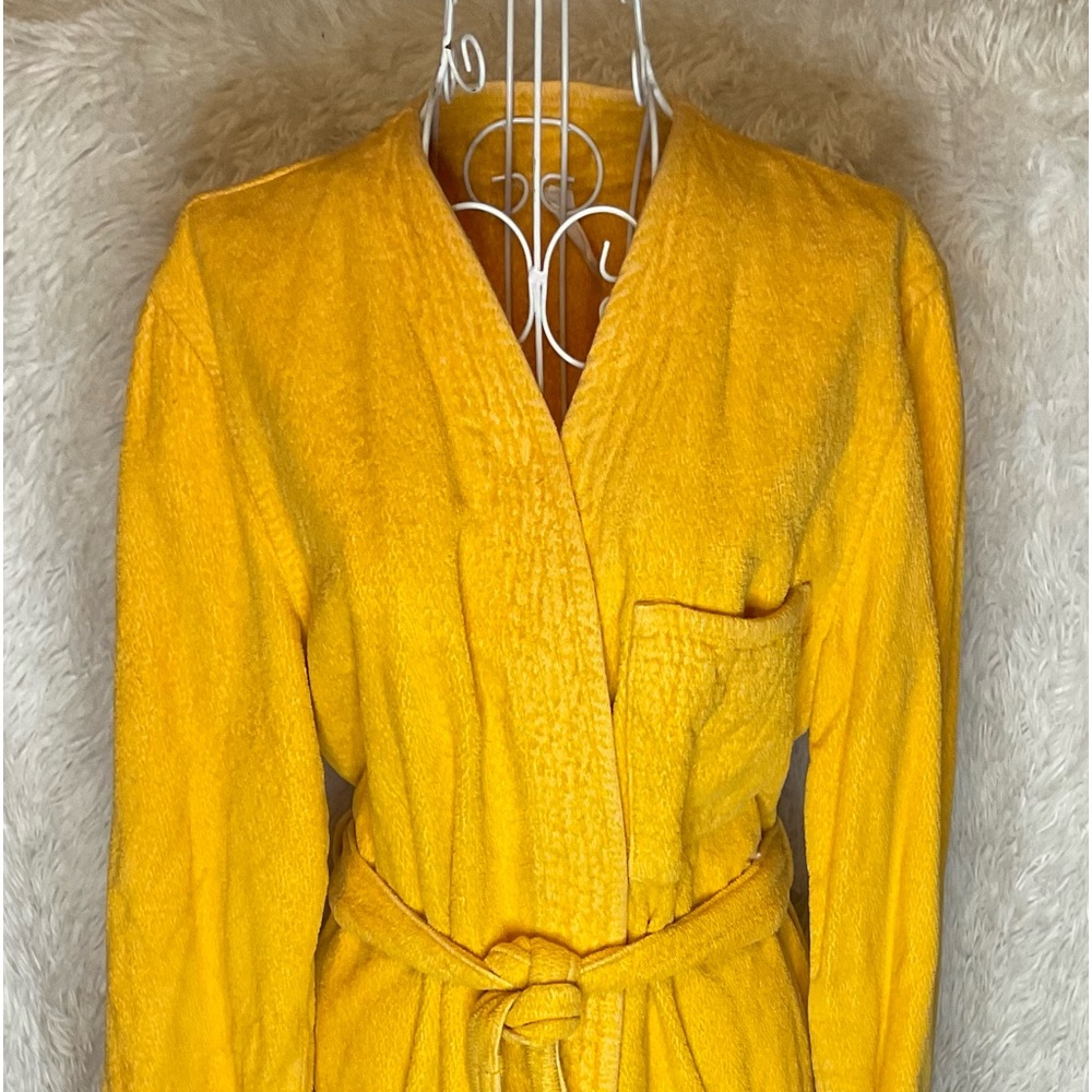 Cotton terry bathrobe with a shawl collar and a tie belt at waist. Cotton 100%